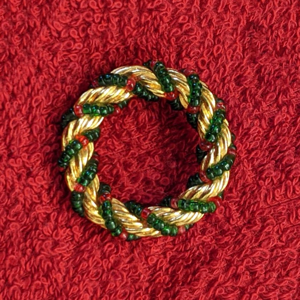 Gold Tone Rope Design Green & Red Seed Bead Wrapped Christmas Wreath Brooch Pin